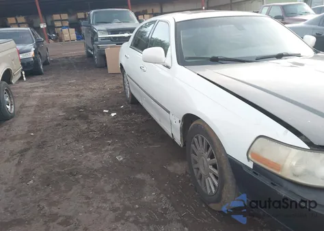 2003 Lincoln Town Car Signature from USA, damaged, VIN 1LNHM82WX3Y631122